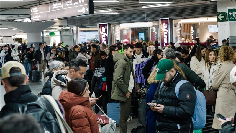 Mindestens zehn Tote bei Zugunglück in Spanien Unter den Todesopfern ist einer der Lokführer.