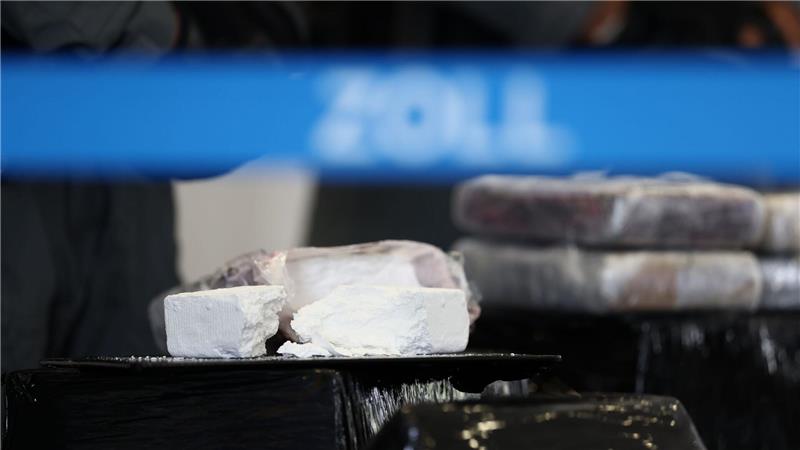 Unter den Verdächtigen sind auch ein Zollbeamter und ein Polizist. (Symbolbild)