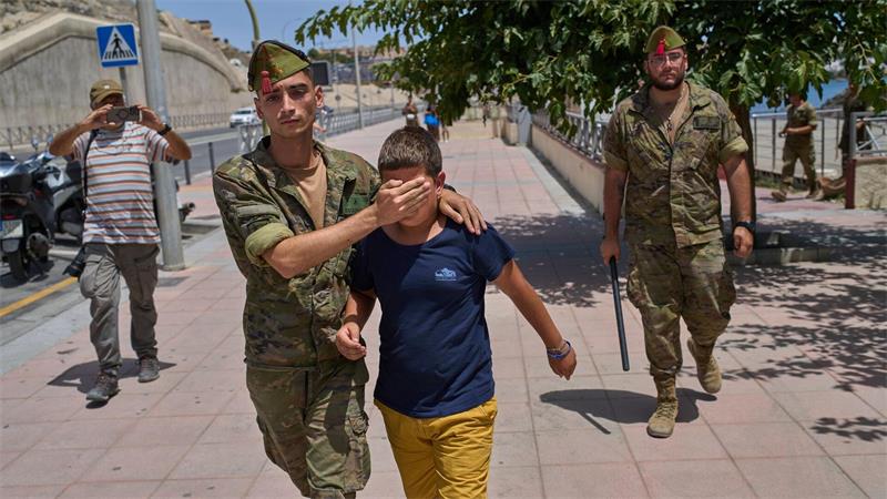 Madrid bestreitet Warnung des Geheimdienstes vor Ceuta-Krise Unter den Zehntausenden Ankömmlingen waren auch sehr junge Migranten.