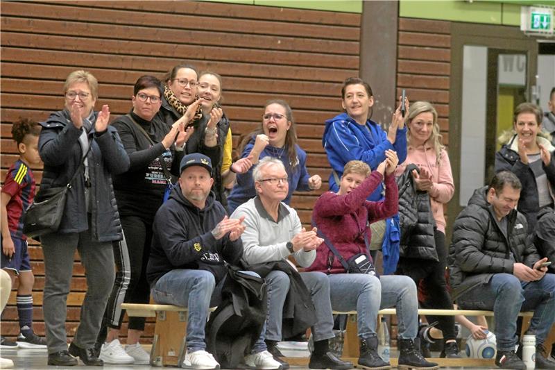 Kurt-Siebert-Cup ist erfolgreich zurück Unter den Zuschauern herrscht beste Stimmung. Die Spieler auf dem Feld werden angefeuert. Foto: Gietemann