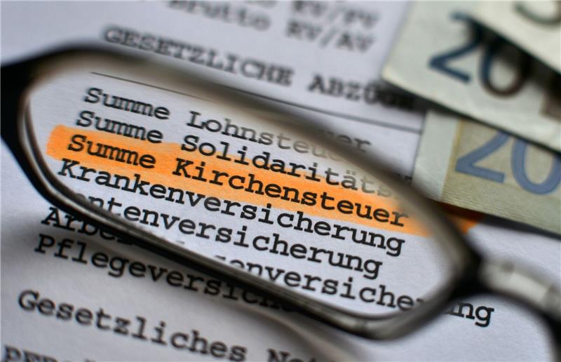Kirchensteuer: Ein Blick in andere Länder Unter den gesetzlichen Abgaben ist auf einer Abrechnung die Kirchensteuer ausgewiesen.