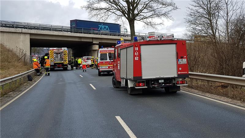 Unter der A 7-Unterführung bei Bornhausen sind Feuerwehr und Rettungsdienst am Mittwochmorgen im Einsatz, um die Unfallopfer zu retten. Foto: Neuendorf