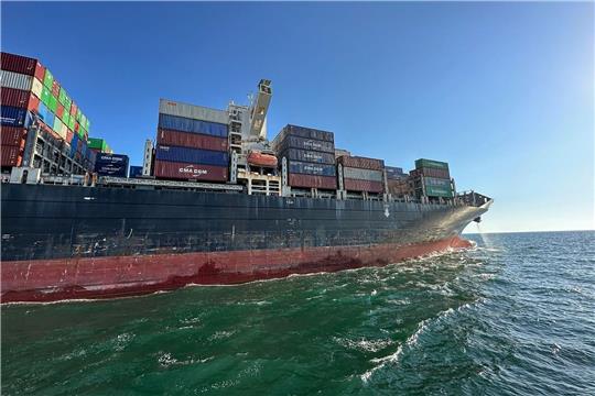 Unter der Fahne Hongkongs verlässt das Containerschiff «Joseph Schulte» den Hafen von Odessa.