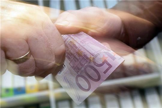 Unter der Hand: Ein 500-Euro-Schein wechselt den Besitzer (Symbolbild).