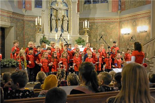 Unter der Leitung von Julia Krüger geben die Chorklassen der Gerhart-Hauptmann-Grundschule nach zwei quälenden Corona-Jahren endlich wieder ein richtiges Weihnachtskonzert.  Foto: Renz-Gabriel