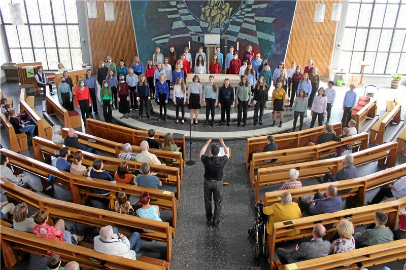 Unter der Leitung von Rainer Fiala musiziert der Kinderchor des Landesgymnasiums für Musik aus Wernigerode am Samstagnachmittag in der Liebfrauenkirche. Fotos: Nachtweyh