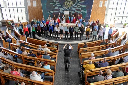 Unter der Leitung von Rainer Fiala musiziert der Kinderchor des Landesgymnasiums für Musik aus Wernigerode am Samstagnachmittag in der Liebfrauenkirche. Fotos: Nachtweyh