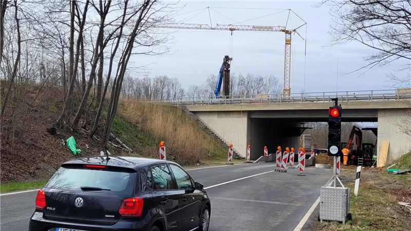 Unter der neuen Autobahnbrücke, auf der K46, wird derzeit ebenfalls gebaut, der Verkehr deshalb einspurig daran vorbeigeleitet.