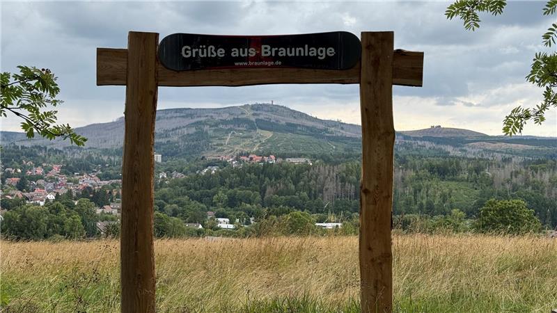 Neuer Aussichtspunkt mit Blick auf den Wurmberg und Braunlage Unter einem Tor mit Blick auf Braunlage können sich Urlauber und Einheimische jetzt fotografieren lassen.