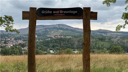Unter einem Tor mit Blick auf Braunlage können sich Urlauber und Einheimische jetzt fotografieren lassen.