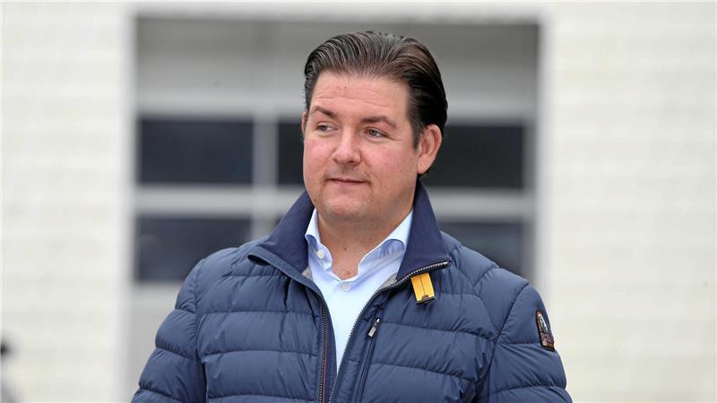 Ein Mann schaut in die Ferne.