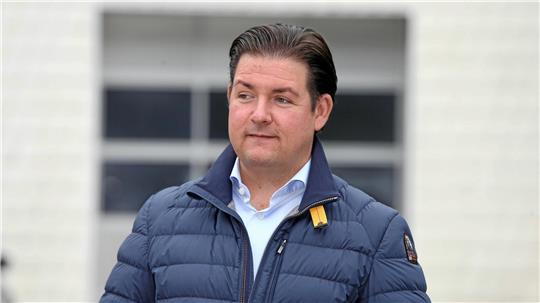 Ein Mann schaut in die Ferne.