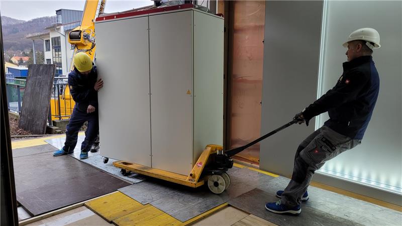 Per Kran durchs Fenster: Neue MRT fürs Radiologienzentrum Harzburg Unter großem Kraftaufwand und über ein aus Platten errichtetes Podest ziehen die Mitarbeiter der beauftragten Logistikfirma einen der Schaltschränke ins Gebäude.