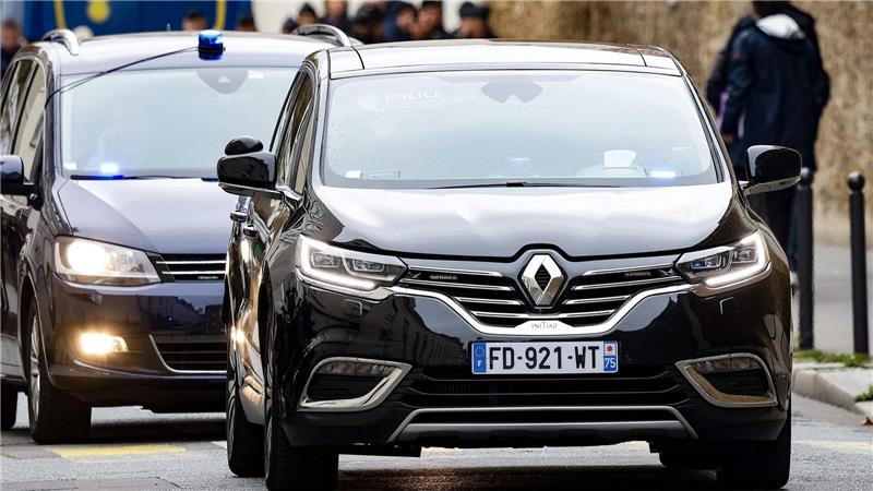 Ex-Präsident Sarkozy verlässt Gefängnis unter Auflagen Unter großem Medienrummel und Polizeischutz verließ Sarkozy das Gefängnis La Santé in Paris