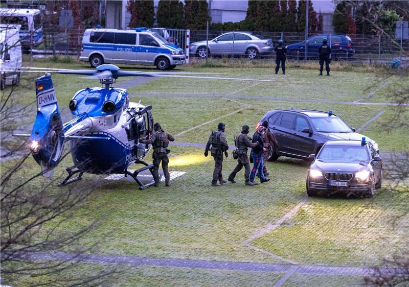 Reemtsma-Entführer Drach zu 15 Jahren Haft verurteilt Unter höchsten Sicherheitsvorkehrungen wurde der Angeklagte Thomas Drach (2.v.r) aus der JVA Ossendorf zu seiner Verhandlung im Kölner Landgericht geflogen.