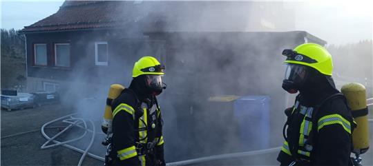 Unter schwerem Atemschutz suchen die Einsatzkräfte bei der Übung nach den fünf scheinbar vermissten Handwerkern.  Foto: Feuerwehr