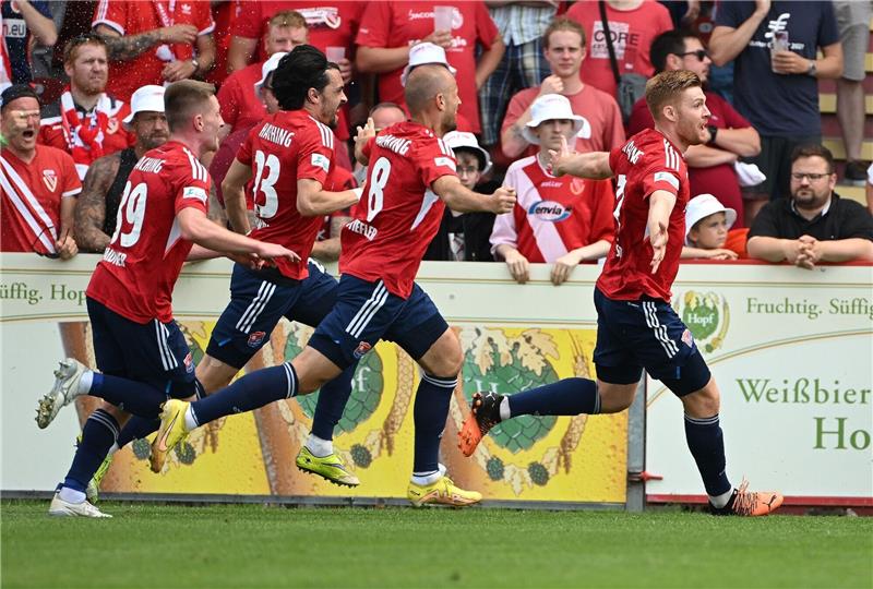 Randale bei Wagner-Abschied: Haching steigt in 3. Liga auf Unterhachings Mathias Fetsch (r) jubelt mit Mitspielern, nachdem er für die 1:0-Führung gesorgt hat.