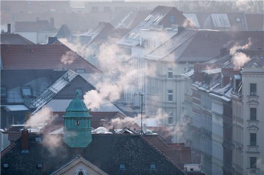 Unterhändler des Europaparlaments und der EU-Staaten haben sich im Kampf gegen den Klimawandel auf strengere Anforderungen an die Energieeffizienz von Gebäuden geeinigt.