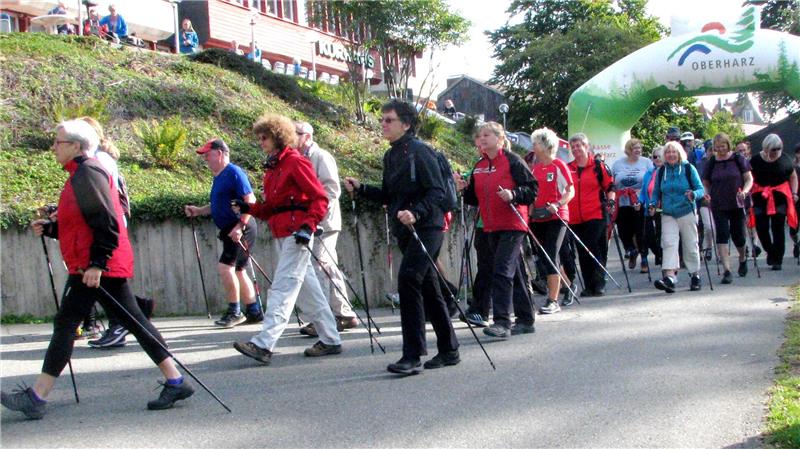 In St. Andreasberg geht es sportlich über die blühenden Bergwiesen Unterhalb der Kurhaus-Terrasse in St. Andreasberg liegt der Start- und Zielbereich für alle Strecken des Nordic-Aktic-Cups.