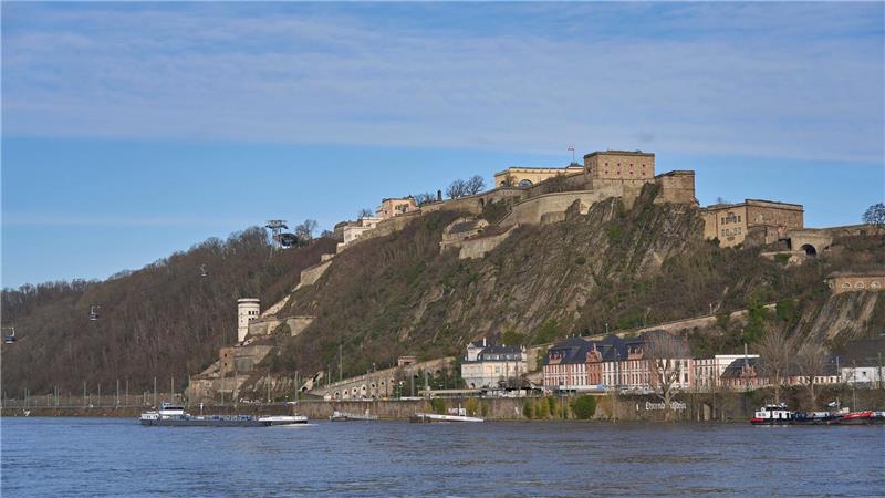 Unterhalb der über dem Rhein thronenden Festung Ehrenbreitstein in Koblenz wurde die damals 24-jährige US-amerikanische Touristin getötet. (Archivfoto)