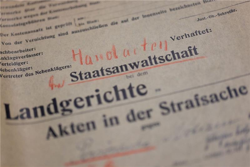 Akte über Serienmörder Peter Kürten aufgetaucht Unterlagen aus der Handakte zum Kriminalfall Peter Kürten liegen im Stadtarchiv auf einem Tisch. Die Handakte soll an die Abteilung Rheinland im Landesarchiv übergeben werden.