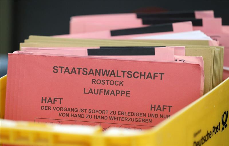 Keine Ermittlungen nach Geldwäsche-Vorwurf gegen LNG-Manager Unterlagen der Staatsanwaltschaft Rostock bei einem Prozess im Landgericht (Symbolfoto). Die Anklagebehörde lehnte Ermittlungen gegen einen LNG-Manager ab.
