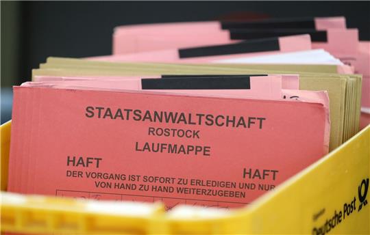 Unterlagen der Staatsanwaltschaft Rostock bei einem Prozess im Landgericht (Symbolfoto). Die Anklagebehörde lehnte Ermittlungen gegen einen LNG-Manager ab.