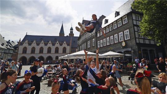 Unterm Goslarer Himmel wird es auf dem Markplatz akrobatisch - nicht nur die "Flames" fliegen durch die Lüfte.