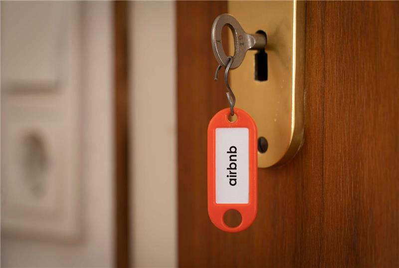 Airbnb will in Nachbarländern Deutschlands wachsen Unterm Strich verbuchte Airbnb im vergangenen Quartal einen Verlust von 349 Millionen Dollar.