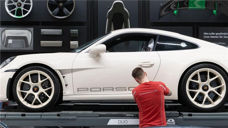 Nach Gewinneinbruch: Das sind die Baustellen bei Porsche Unternehmen und Betriebsräte wollen in der zweiten Jahreshälfte über weitere Sparmaßnahmen sprechen. Droht ein weiterer Stellenabbau?