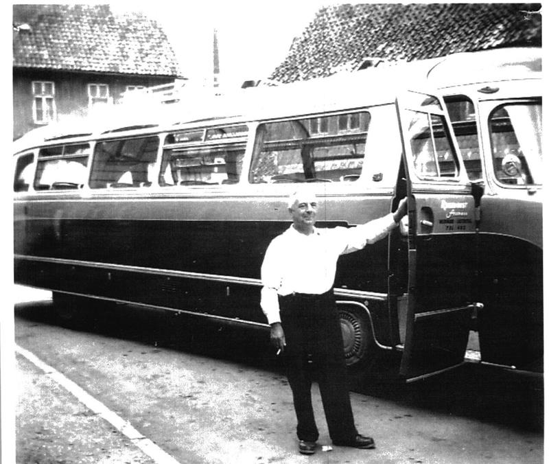 Assmann-Reisen in Lautenthal: Harzer Unternehmen wird 100 Jahre alt Unternehmensgründer Karl Aßmann steht vor einem Bus.