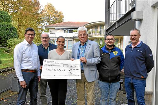 Unternehmer Folkert Bruns (4. v. l.) überreicht an JSG-Jugendkoordiatorin Sandra Klug eine Spende in Höhe von 10.000 Euro. Mit dabei sind auch MTV-Präsident Jens Müller, SVR-Vorsitzender Rainer Kurs, SVR-Jugendleiter Kevin Spur und der 3. GSC-Vorsitzende Jens Bastam (v. li.). Foto: Krause