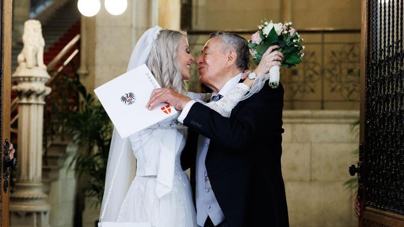 Lugners sechste Ehe: Bräutigam und Braut haben ja gesagt Unternehmer Richard Lugner küsst Simone Reiländer bei ihrer Trauung im Wiener Rathaus.