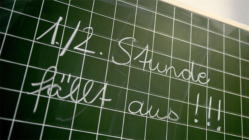 Unterrichtsausfall ist an vielen Schulen ein großes Thema. (Symbolbild)