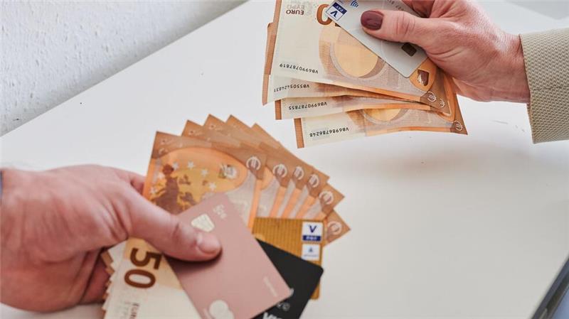 Lohnlücke zwischen Frauen und Männern wird kleiner Unterschiedliche Bezahlung zwischen Männern und Frauen (Symbolbild).