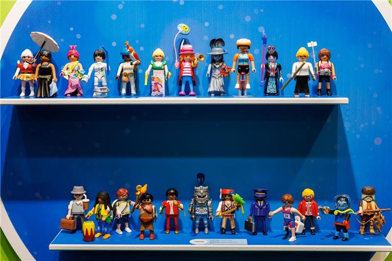 Unterschiedliche Figure während der Neuheitenschau der Spielwarenmesse am Stand von Playmobil.