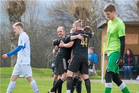 Unterschiedliche Stimmungslagen: Während der TSV Lochtum Torschütze Philip Strohmeyer (Nummer 44) feiert, sind GSC-Torwart Richard Fricke und Daniel Hildmann bedient. Foto: Drechsler