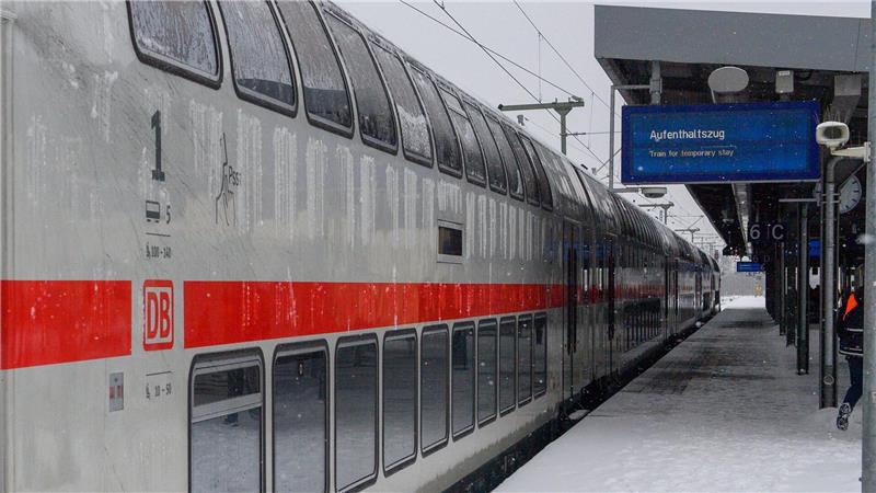 Unterschlupf für gestrandete Reisende: In einigen Bahnhöfen hat die Bahn Züge als Aufenthaltsmöglichkeit zur Verfügung gestellt. 
