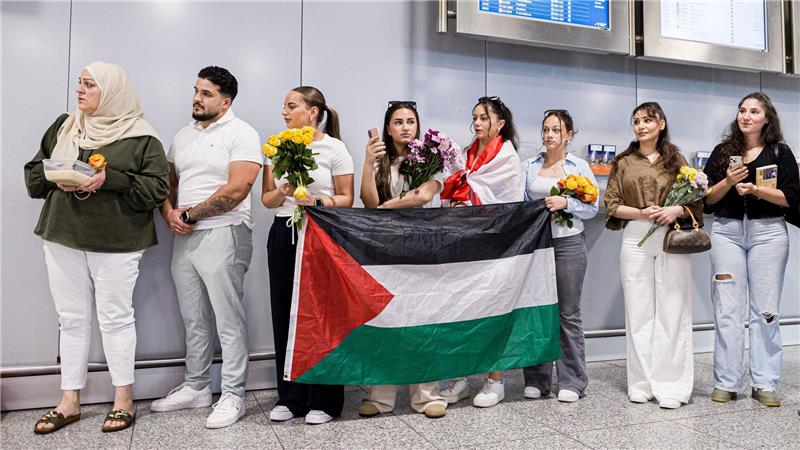 Abgeschobene Gaza-Aktivisten zurück in Deutschland Unterstützer der Aktivisten warteten am Flughafen auf sie.