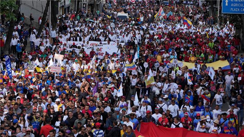 Unterstützer der Regierung fordern die Freilassung des ehemaligen Präsidenten Maduro und seiner Frau Flores.