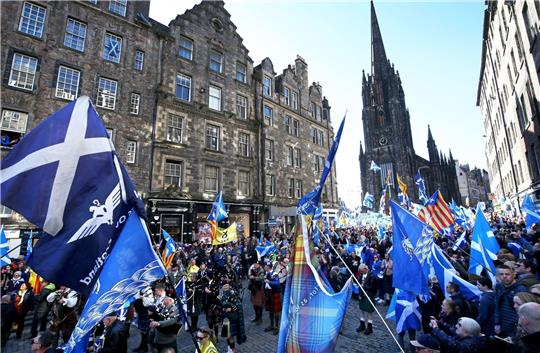 Unterstützer der Unabhängigkeit Schottlands nehmen an einer Demonstration in Edinburgh teil.