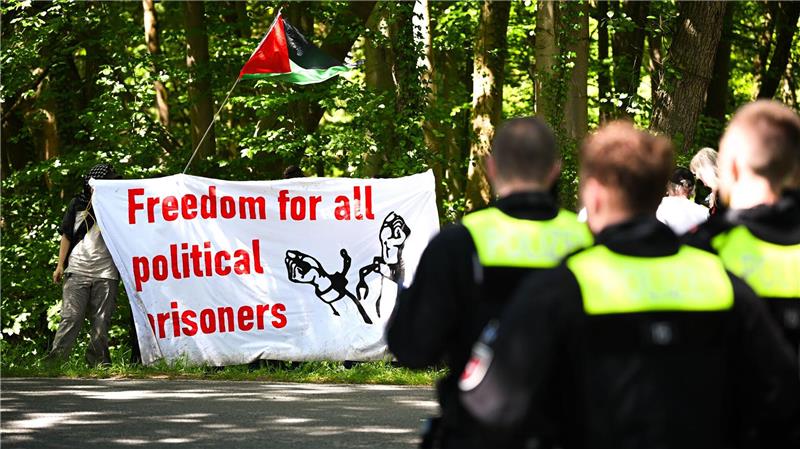 Unterstützer von Daniela Klette protestieren in der Nähe des Gerichtssaals.