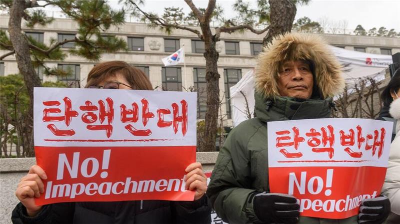 Ermittler wollen Untersuchungshaft für Yoon verlängern Unterstützer von Yoon Suk Yeol hatten sich am Donnerstag vor dem Verfassungsgericht in Seoul versammelt.