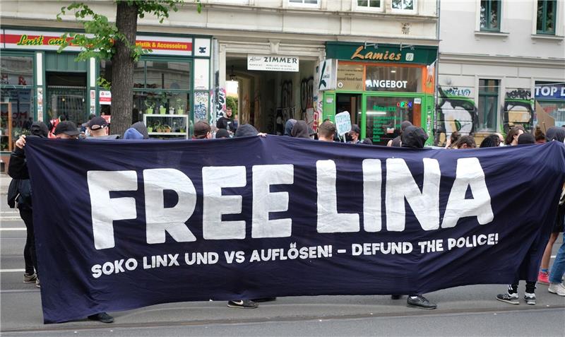 Prozess gegen mutmaßliche Linksextremisten: Urteil erwartet Unterstützer von Lina E. im Leipziger Stadtteil Connewitz. Wegen des Verdachts linksextreme Anschläge angeführt zu haben, sitzt die Studentin seit mehreren Monaten in Untersuchungshaft.