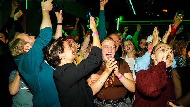 Unterstützerinnen und Unterstützer jubeln in dem Lokal in dem die Wahlparty der Initiative „Hamburger Zukunftsentscheid“ stattfindet. 
