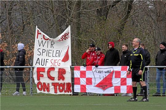 Unterstützung auch in der 1. Nordharzklasse: Die Fans der Rhüdener Zweiten sehen einen 2:1-Sieg im Kellerduell bei der 2. Mannschaft des Goslarer SC 08. Foto: Gietemann