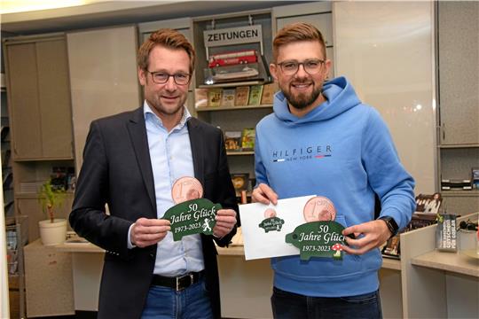 Unterstützung aus der Glücksschweinchen-Aktion: GZ-Geschäftsführer Philipp Krause überreicht Kamil Chmiel 9000 Euro für den Verein „Goslar hilft der Ukraine“.  Foto: Kleine