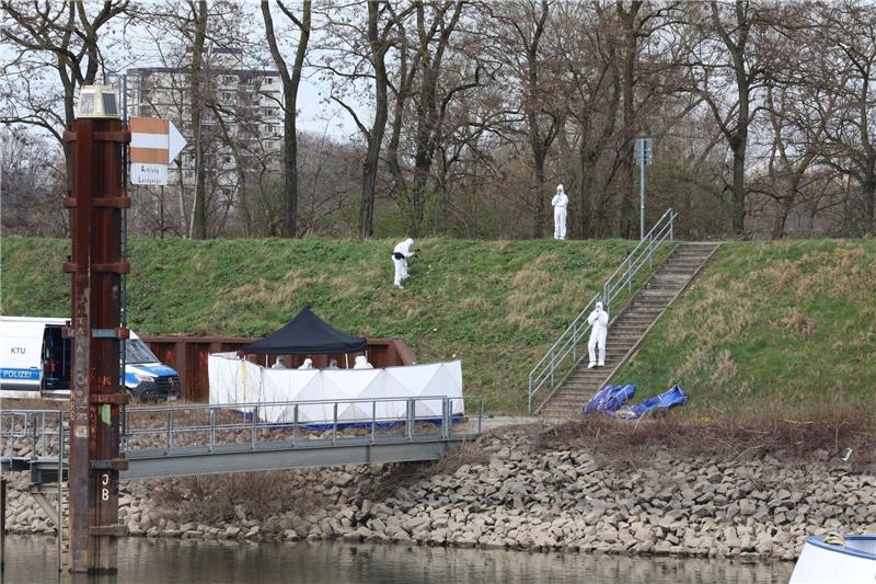 Jugendlicher tot am Kölner Hafen gefunden Untersuchungen am Fundort der Leiche.