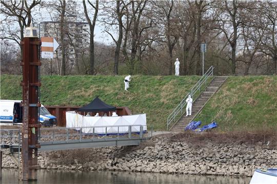 Untersuchungen am Fundort der Leiche.
