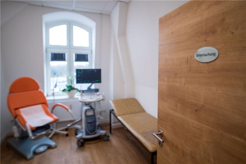 Mehr Schwangerschaftsabbrüche 2022 Untersuchungszimmer der Gynäkologie. Die Zahl der Schwangerschaftsabbrüche ist gestiegen.